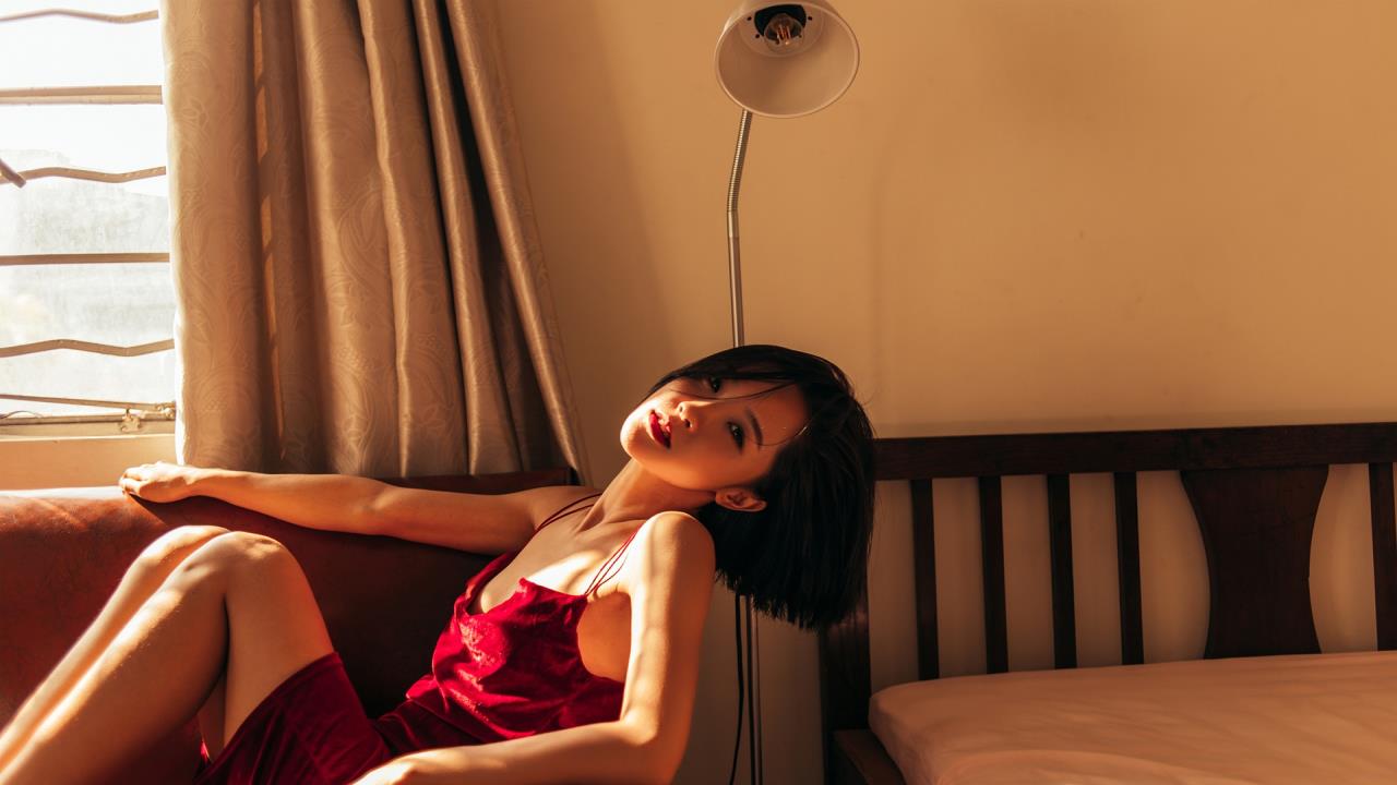 男人和女人一起打扑克的app免费下载:  邂逅牌桌上的浪漫与激情